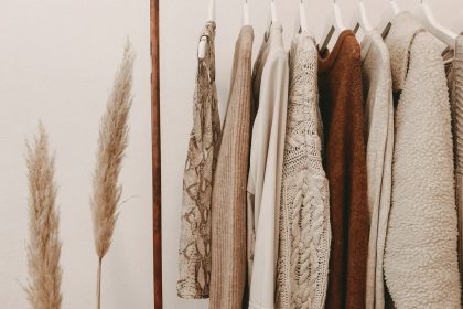 hanged top on brown and white clothes horse